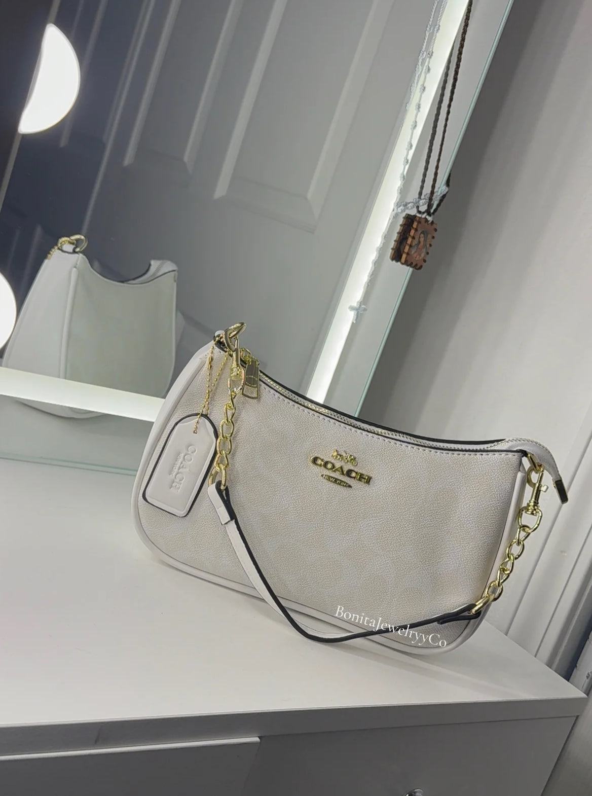 🤍White purse with cross body strap