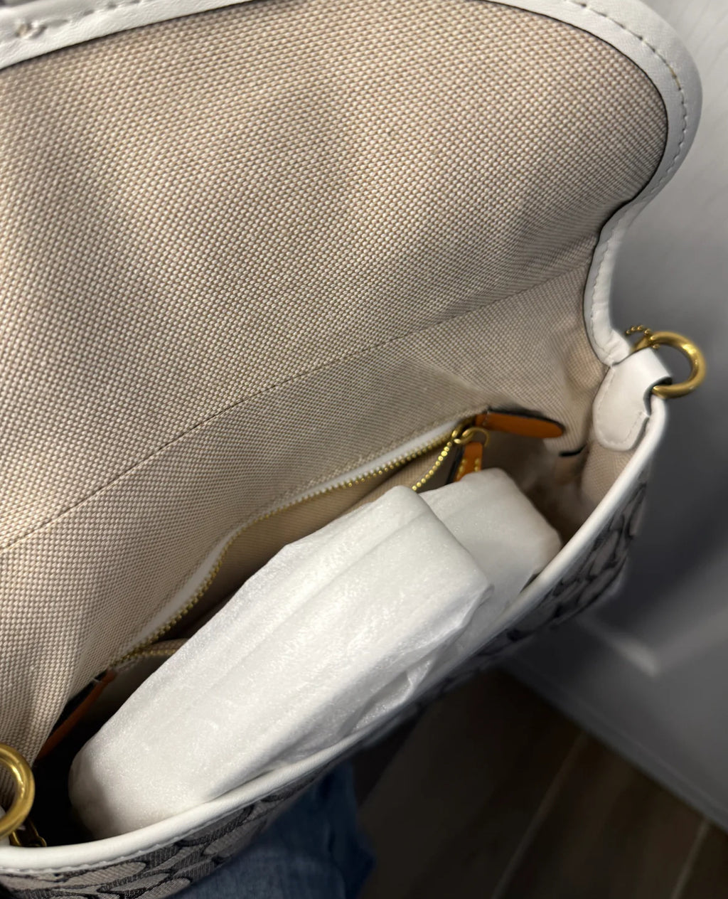 White vintage purse with cross body strap