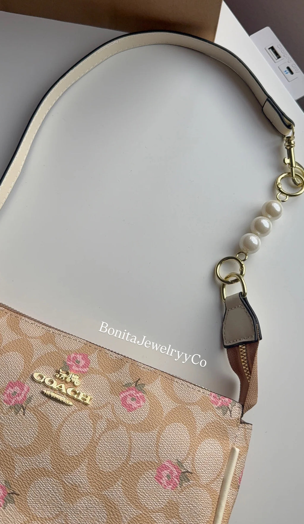 Floral purse with pearl extender