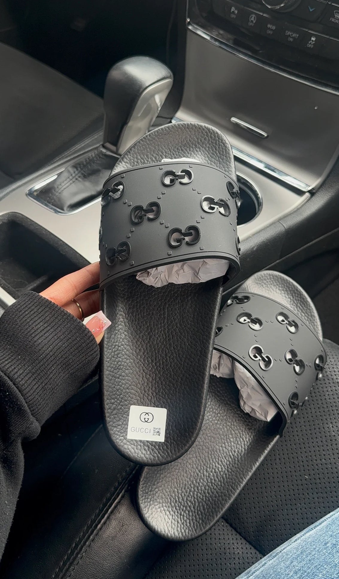 Unisex black hole Gg slides