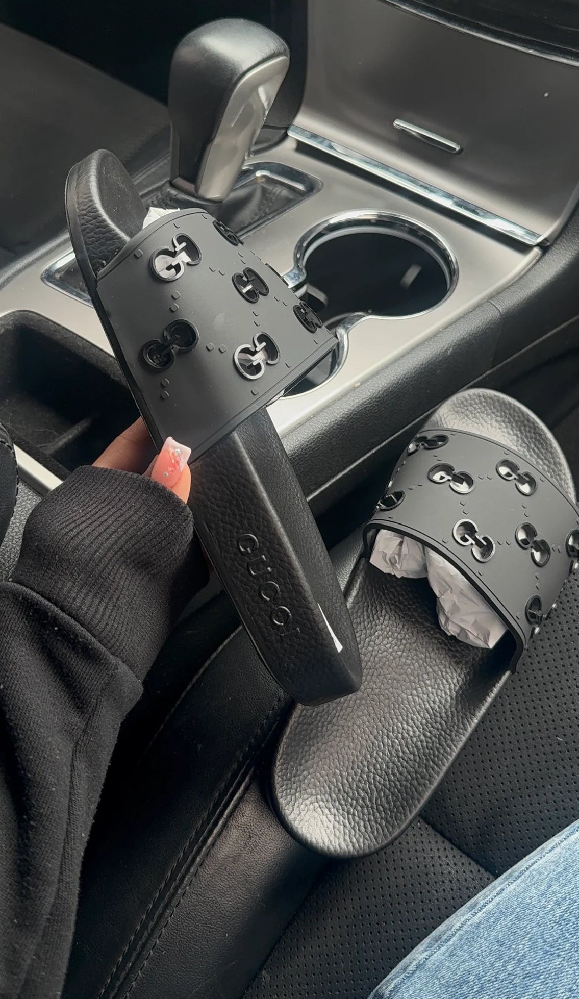Unisex black hole Gg slides